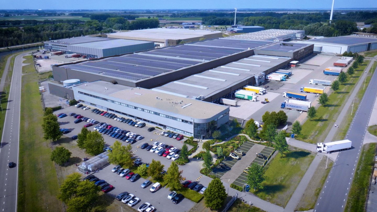 View photo 1 of Tradeboulevard 4