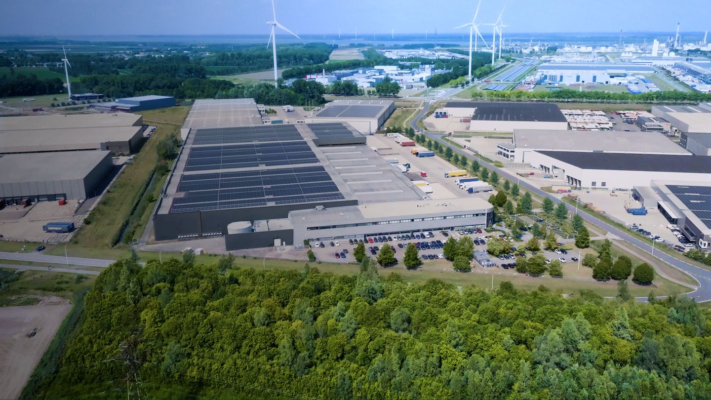 View photo 2 of Tradeboulevard 4