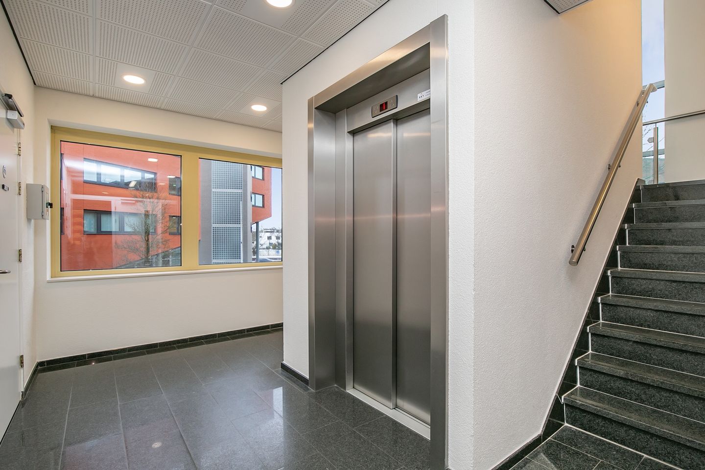 View photo 3 of Linie 536