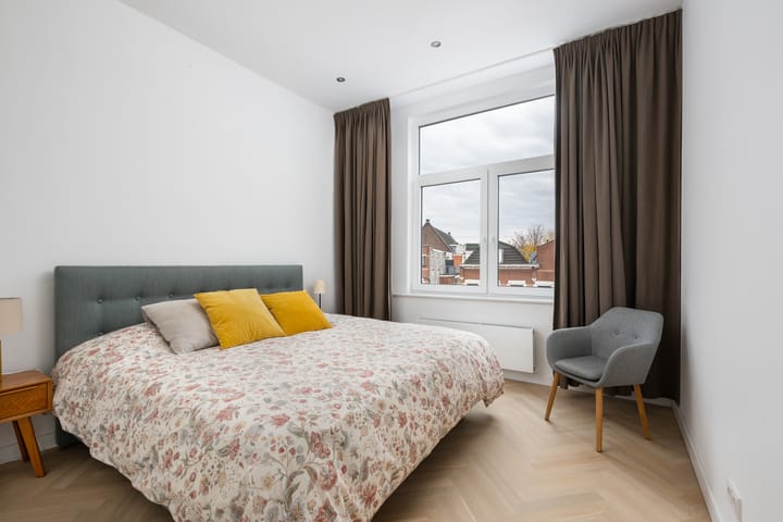 Photo 18 of Lusthofstraat 27-B