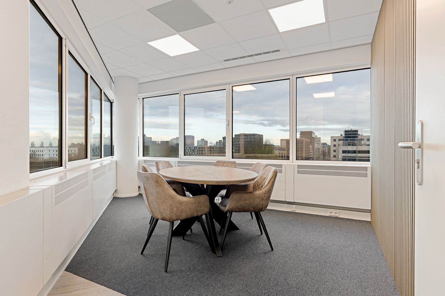 View photo 3 of Overschiestraat 61