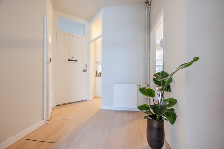 Photo 2 of Naarderstraat 145