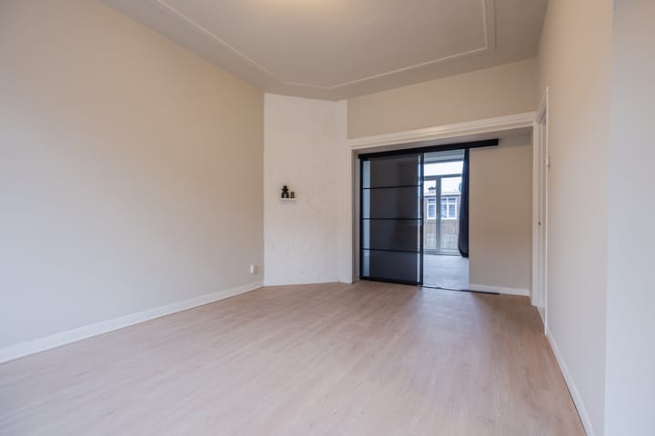 Photo 11 of Naarderstraat 145