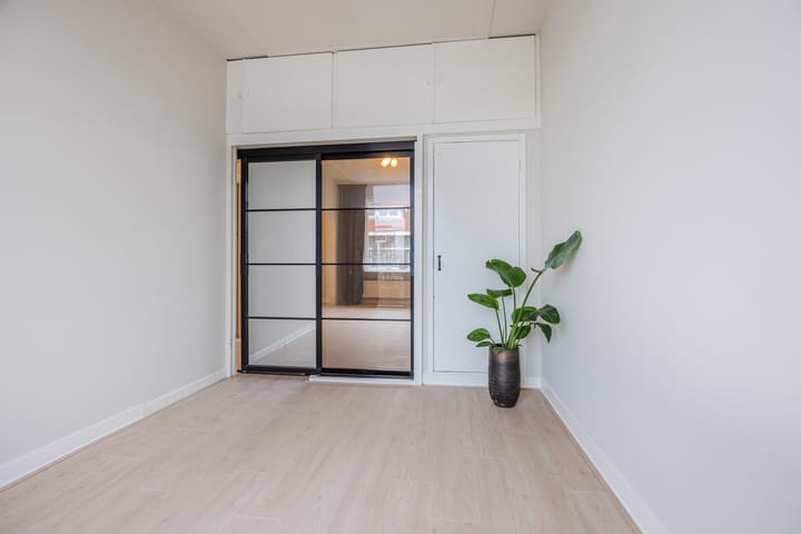 Photo 13 of Naarderstraat 145