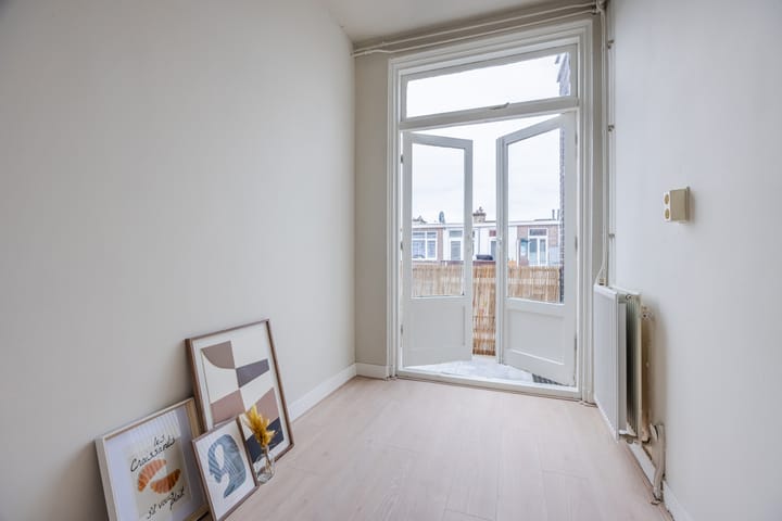 Photo 25 of Naarderstraat 145