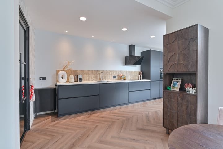 Foto 20 van van Limburg Stirumstraat 105