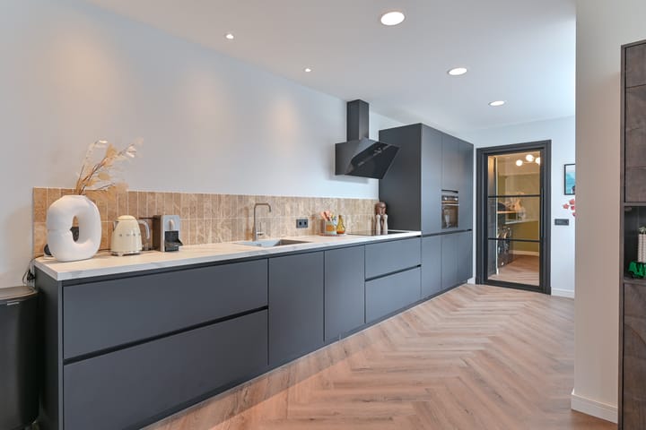 Foto 21 van van Limburg Stirumstraat 105