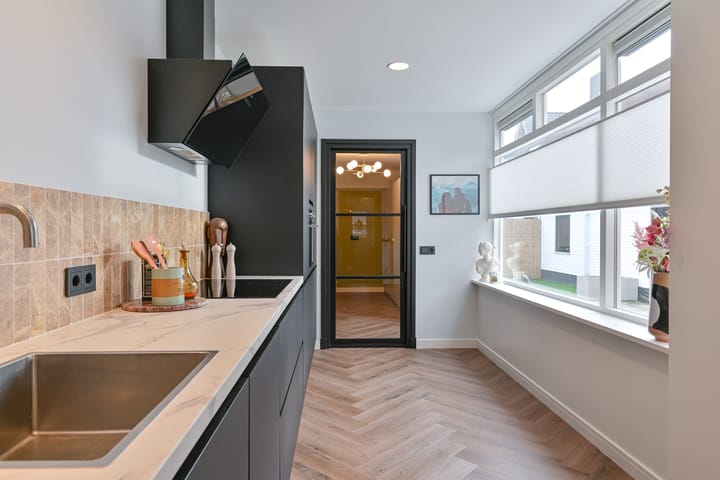 Foto 23 van van Limburg Stirumstraat 105