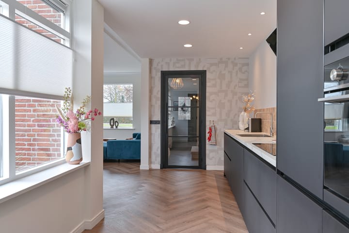 Foto 25 van van Limburg Stirumstraat 105