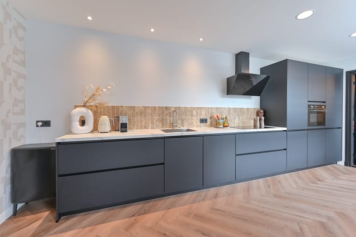 Foto 28 van van Limburg Stirumstraat 105