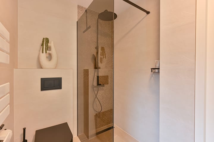 Foto 43 van van Limburg Stirumstraat 105