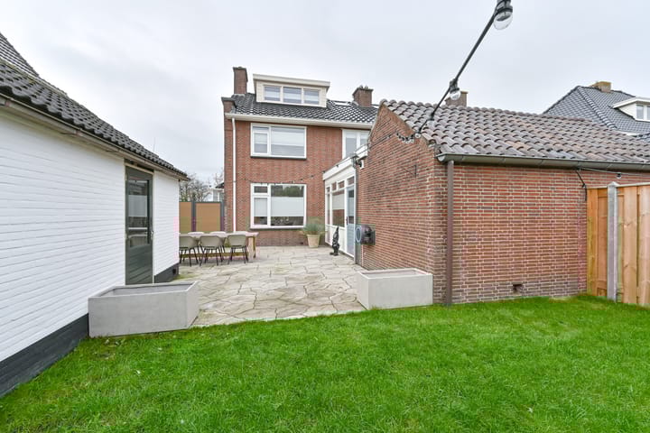 Foto 71 van van Limburg Stirumstraat 105