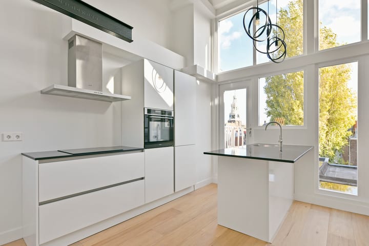 Photo 2 of Montelbaanstraat 15-4