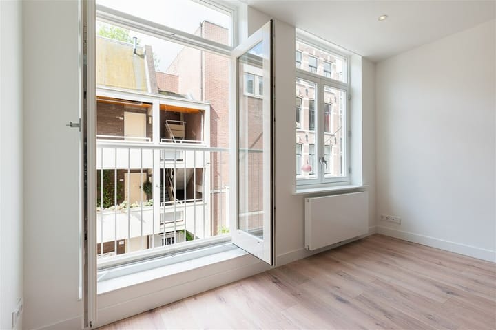 Photo 4 of Rapenburg 31-C