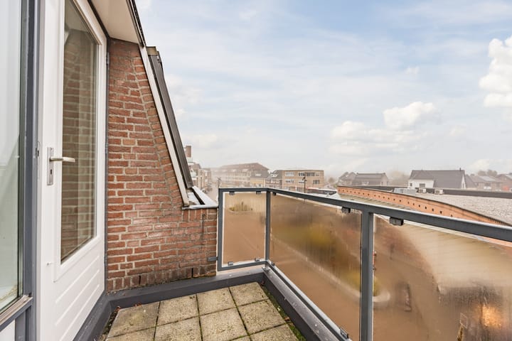 Foto 28 van Den Hof 25