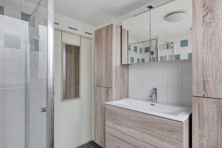 Photo 16 of Leliestraat 63