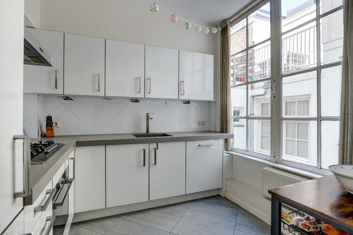 Photo 6 of Spuistraat 36-C