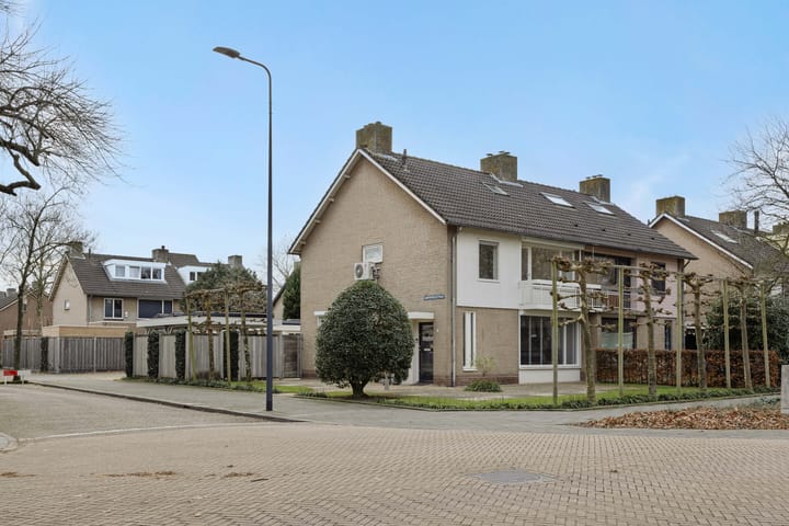 Photo 42 of Kamperfoeliestraat 38