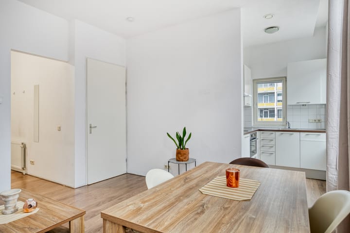 Photo 9 of Bloemstraat 72-1