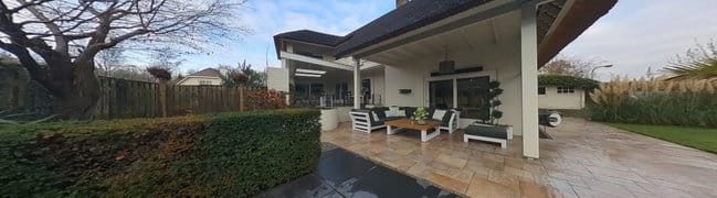 Achtertuin met terras en zwembad