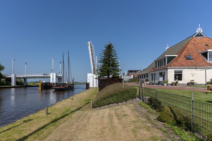 Photo 48 of It Heech 25