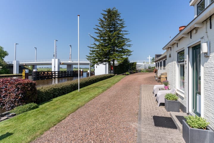 Photo 67 of It Heech 25