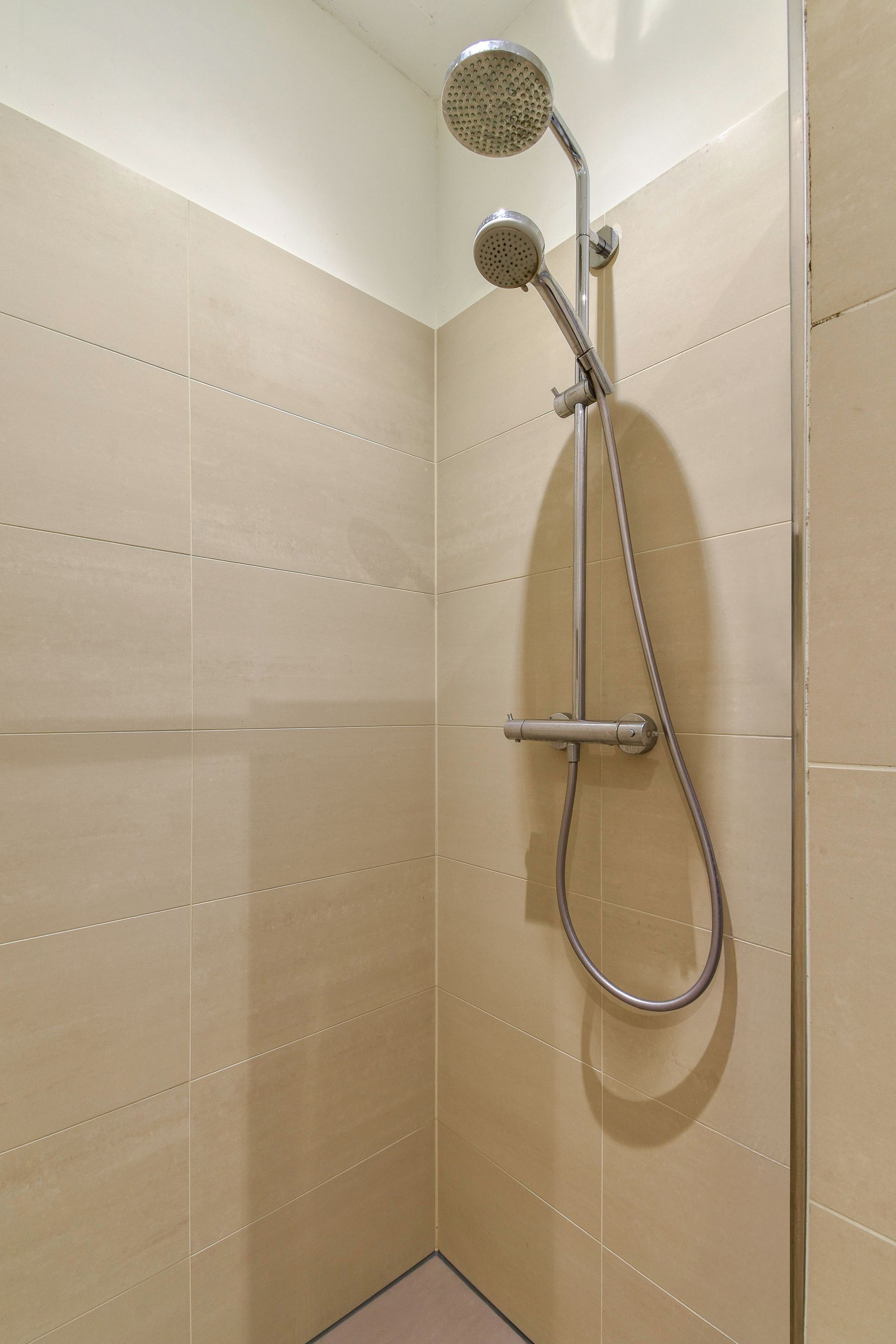 Photo 24 of Van Tuyll van Serooskerkenweg 29-H