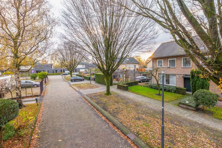 Photo 4 of Woeringenlaan 37