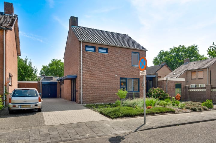 Photo 4 of Bertiliastraat 2-A