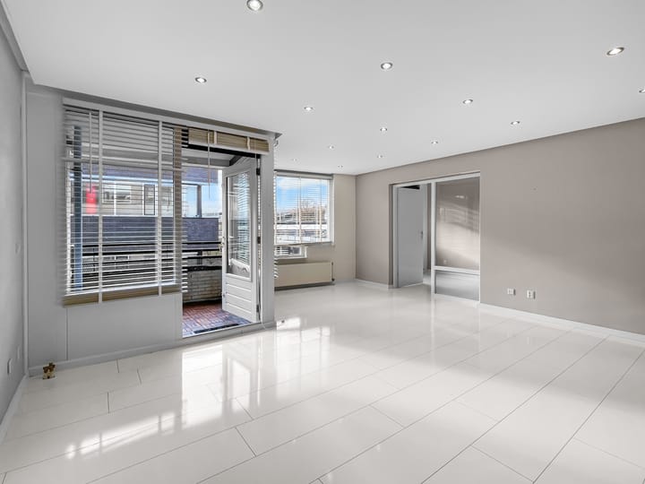 Photo 7 of Noordeinde 295