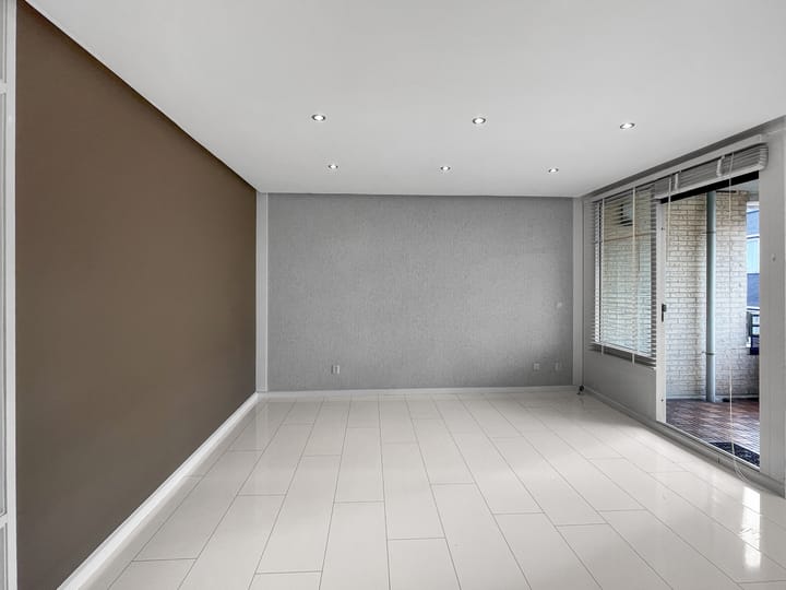 Photo 9 of Noordeinde 295