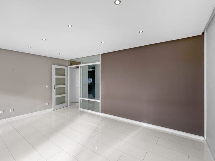 Photo 10 of Noordeinde 295