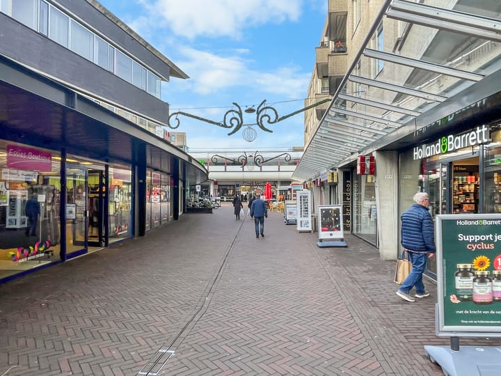 Photo 36 of Noordeinde 295