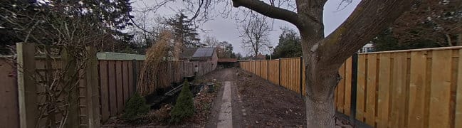 Diepe achtertuin met extra berging