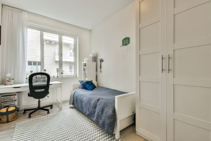 Photo 17 of Peter Schatstraat 85