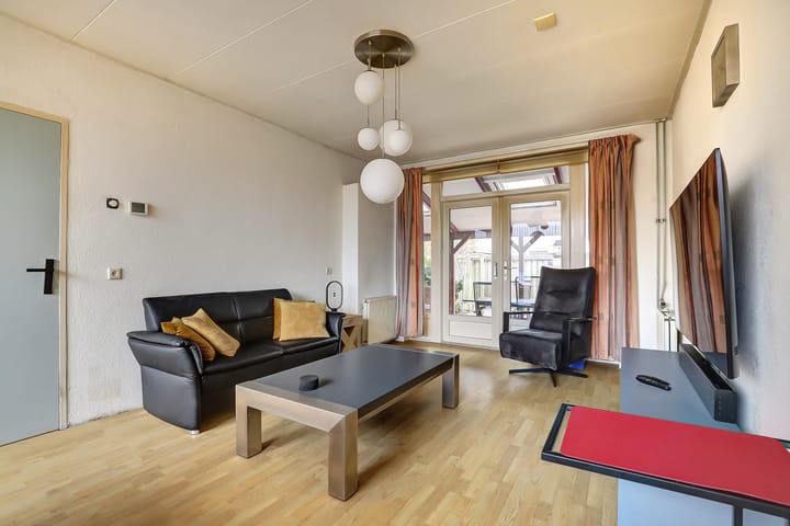 Photo 11 of Bernhard Zweersstraat 63