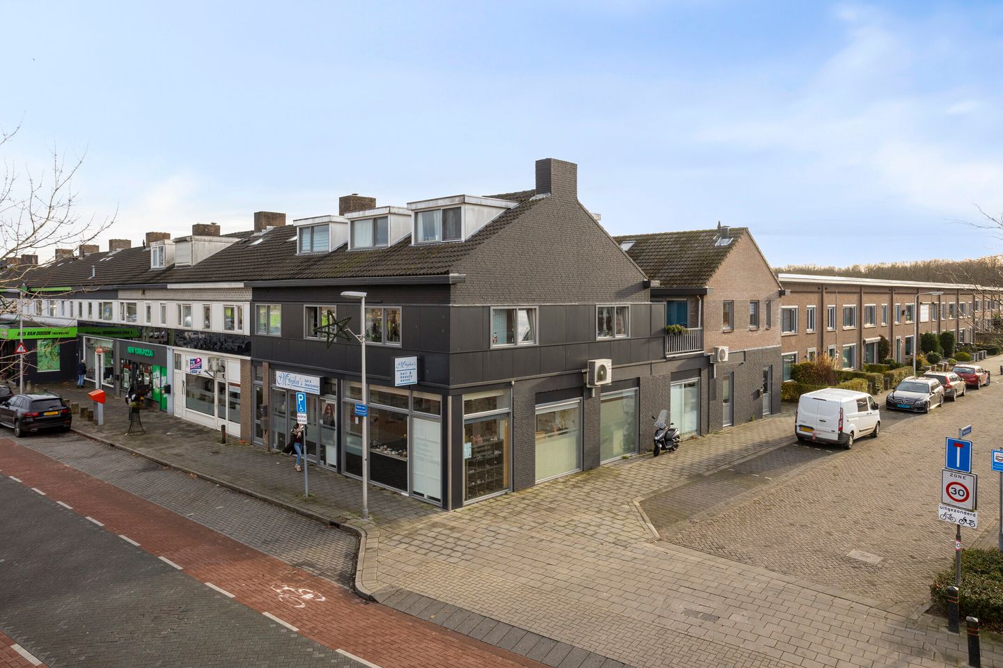 Bekijk foto 1 van Burgemeester van Houtplein 45