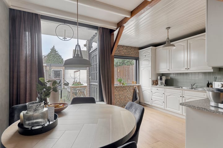 Photo 8 of Oldenbarnevelderweg 40