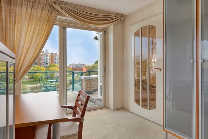 Photo 19 of Leeghwaterstraat 36