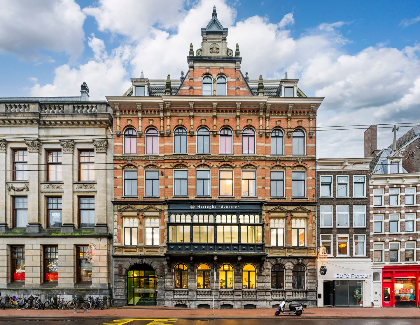 View photo 1 of Raadhuisstraat 15