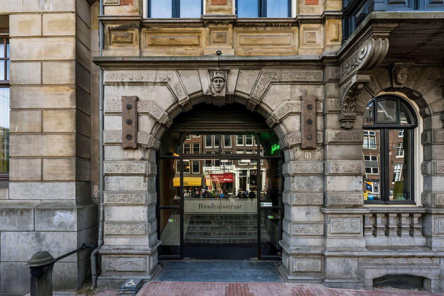 View photo 2 of Raadhuisstraat 15