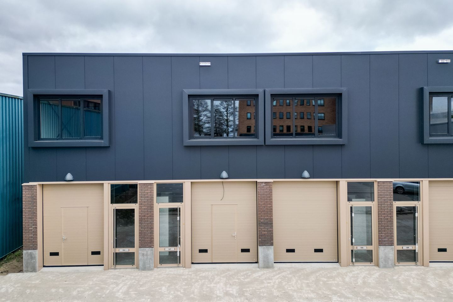 View photo 2 of Spaceshuttle 18-T