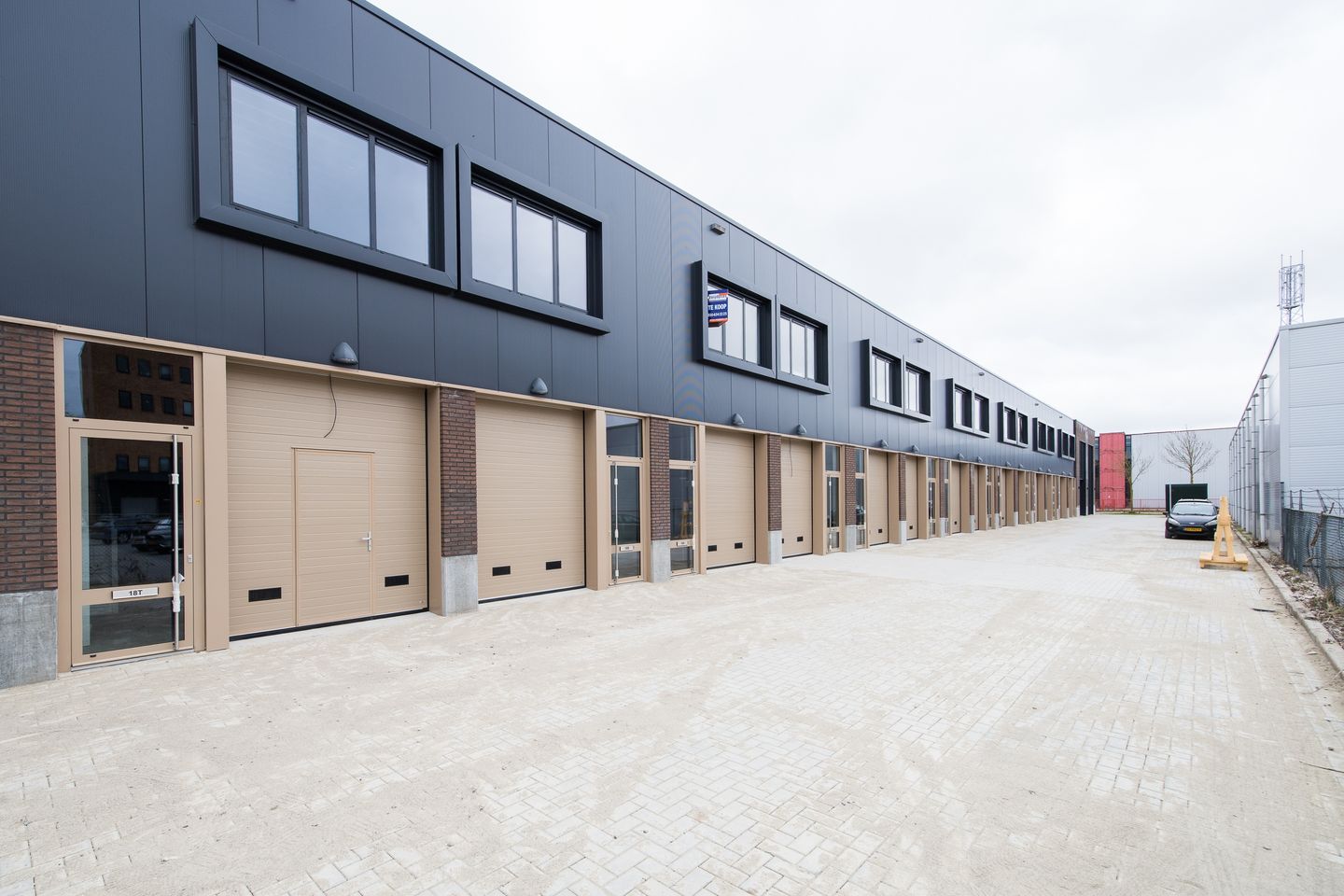 View photo 3 of Spaceshuttle 18-T