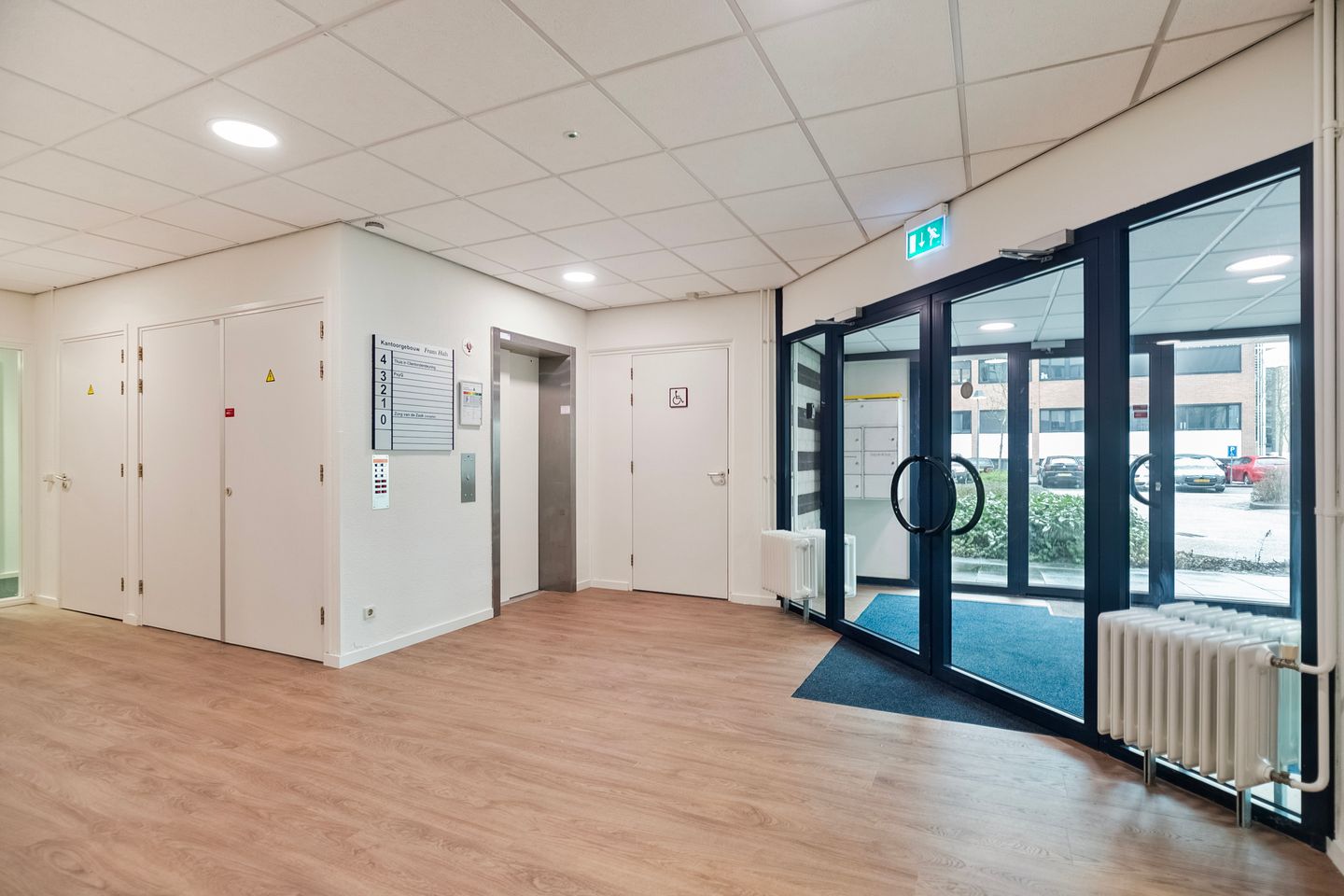 View photo 2 of Dokter van Deenweg 104