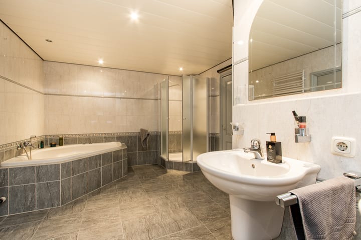 Photo 27 of Koningin Emmastraat 4