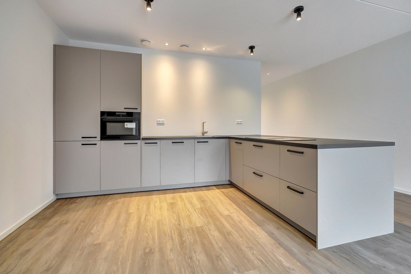 Foto 19 van Schoorstraat 10