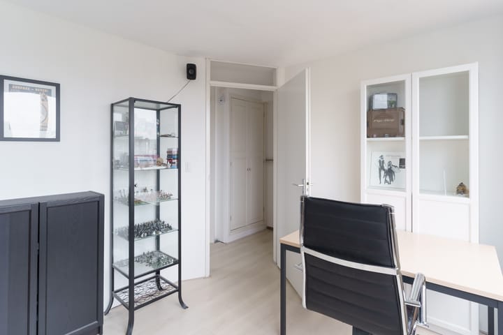 Photo 22 of Van Barenstraat 21