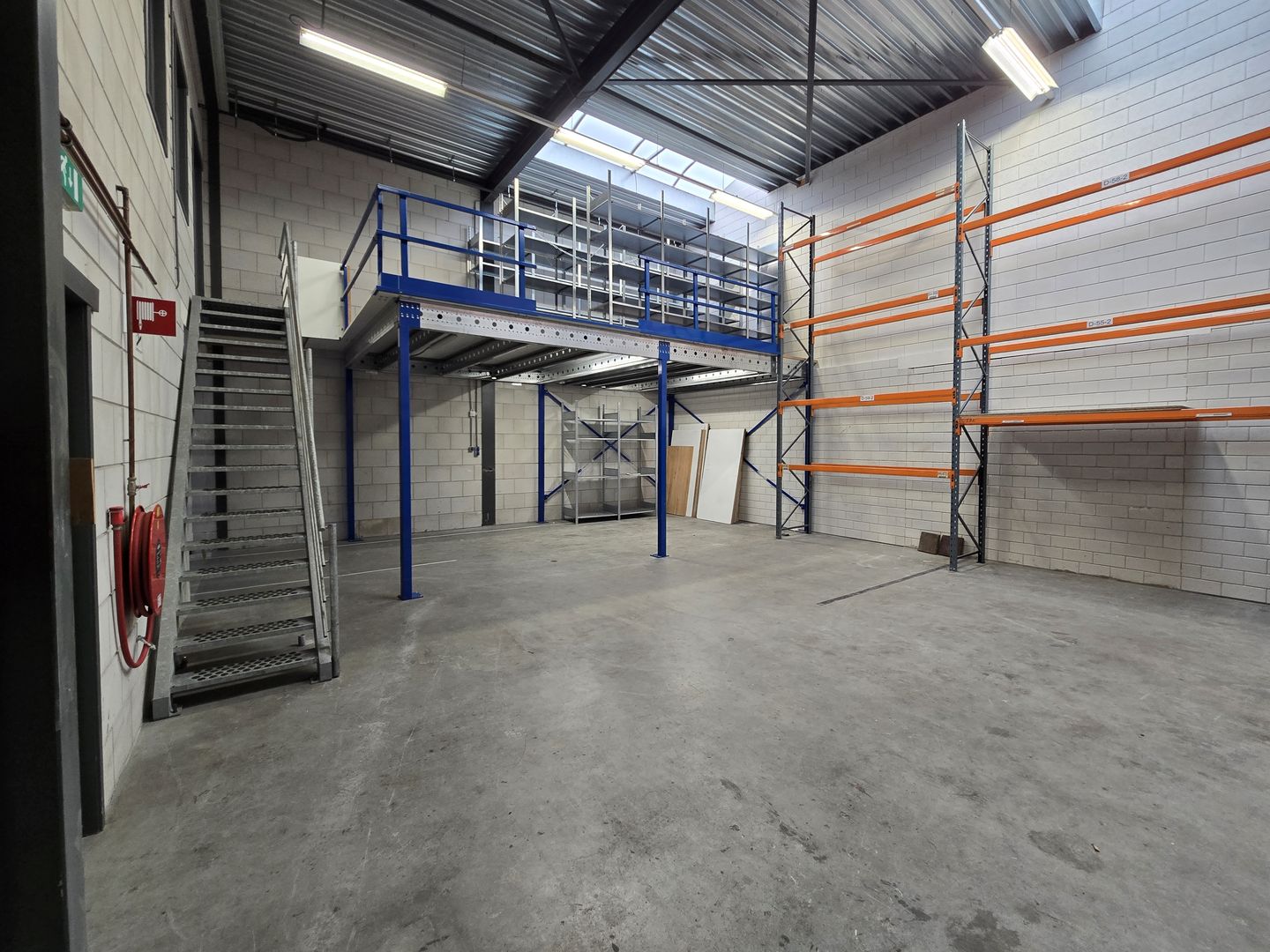 Bekijk foto 2 van Hangarweg 10