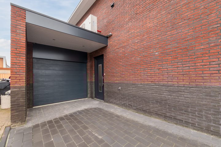 Photo 5 of Van Ruysdaelplantsoen 2