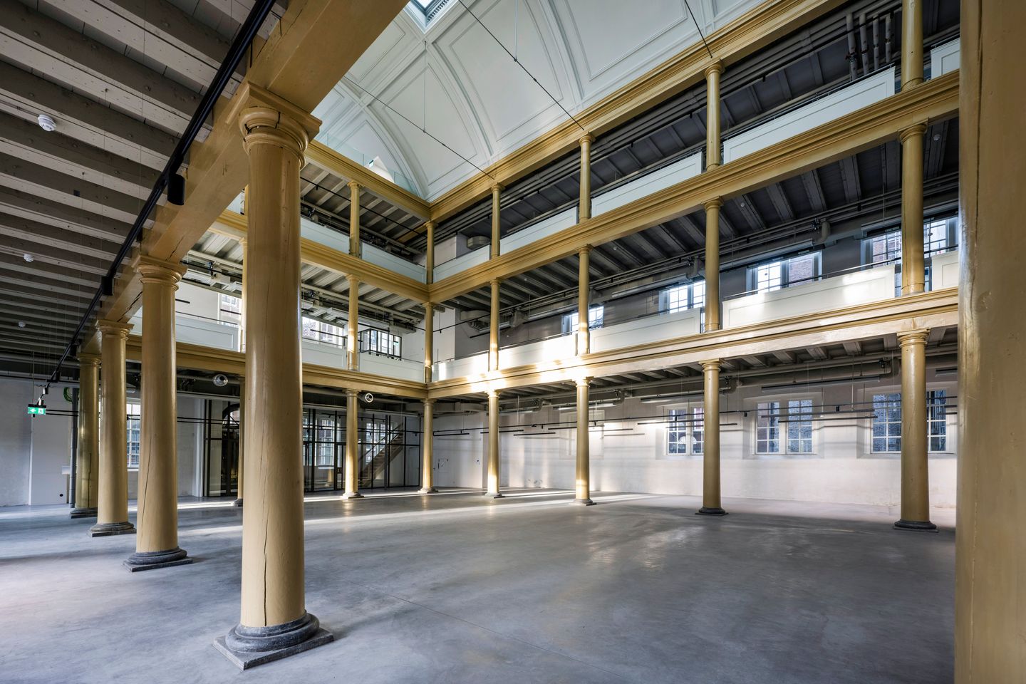 Bekijk foto 2 van Kloveniersburgwal 50